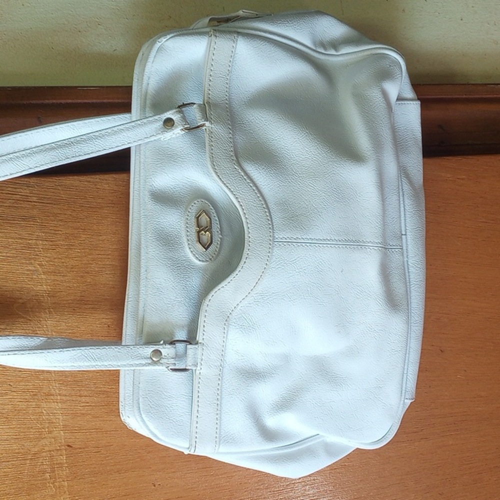 Mitzi White Leather Shoulder Bag, Gold Trim. 2 Exterior Pockets, Zipper, Neutral